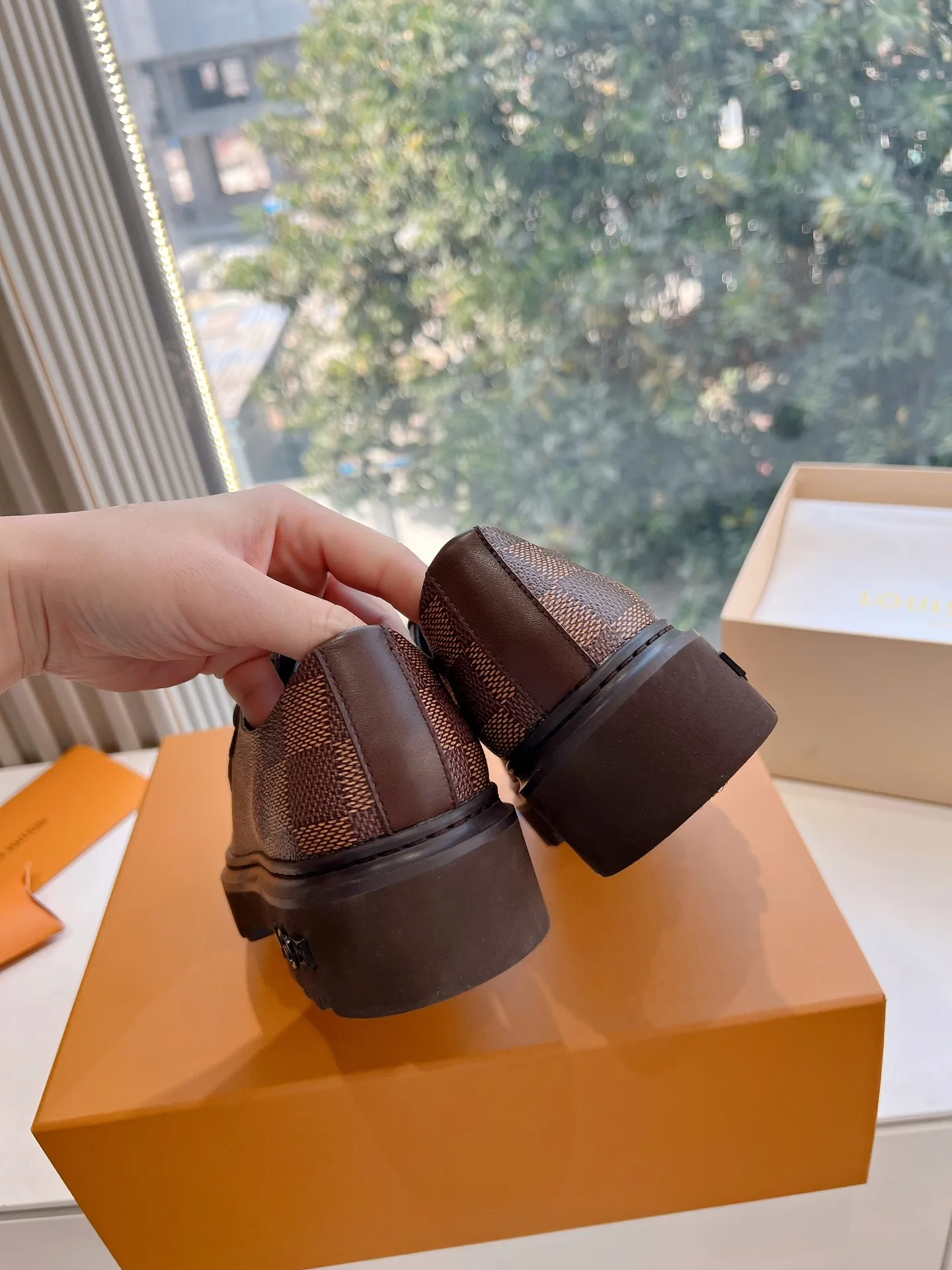 👟👟Ex-factory price 720👟👟 What you see is what you get G199 top version Louis Vuitto Louis Vuitton LV donkey brand L Carrefour shoes Archlight classic Skate sports and leisure thick-soled shoes Your LV outfit is shared today Louis Vuitton Presbyopic thick-soled loafers Original purchase and development Production Original purchase and development Production This LV Archlight sneaker is from Cut from cow leather in a playful shape. Double laces embellished with Louis Vuitton logo beading. The wide tongue and wavy outsole establish recognition, both are decorated with the LV Circle logo ▪️Fabric: Original imported original material ▪️Inner lining: Original customized lining ▪️Sole: Original molded genuine ▪️Size: Women's 35-45 (please note male and female when ordering at 39.40, 45 is not refundable or exchangeable for customization)